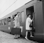 849606 Afbeelding van instappende reizigers in de autoslaaptrein Zonexpres naar Nice op het N.S.-station Amsterdam ...